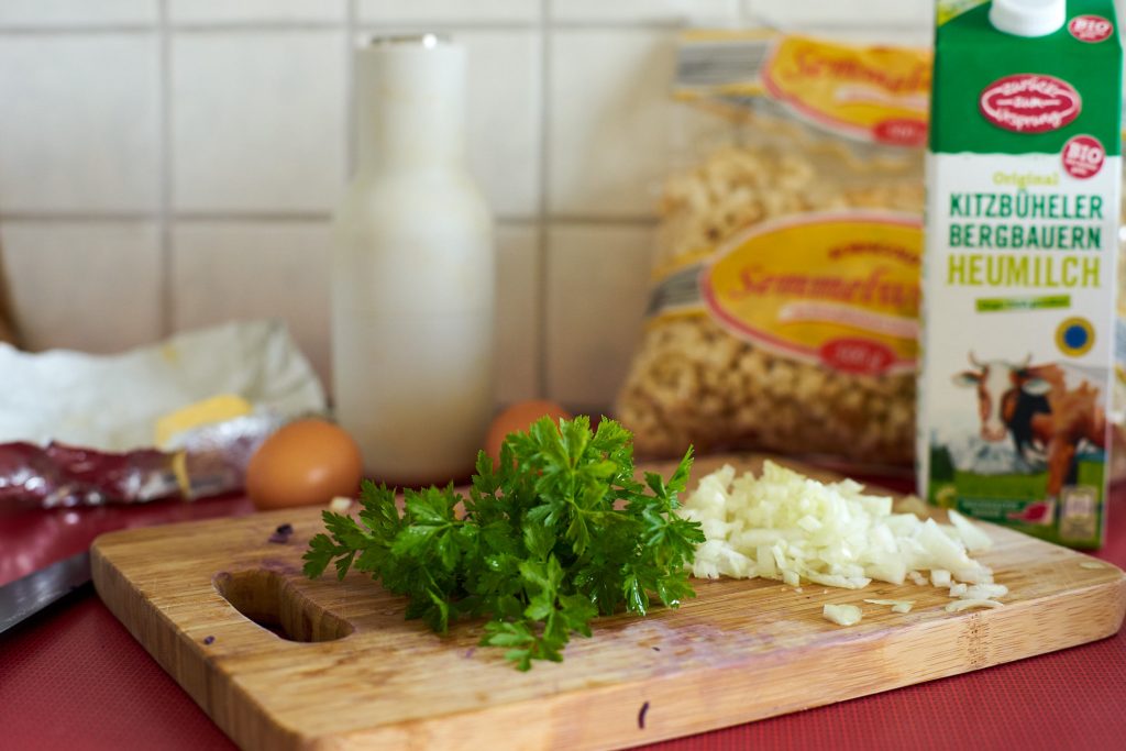 Zutaten für die Semmelknödel.