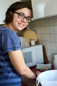 Verena beim Kochen.