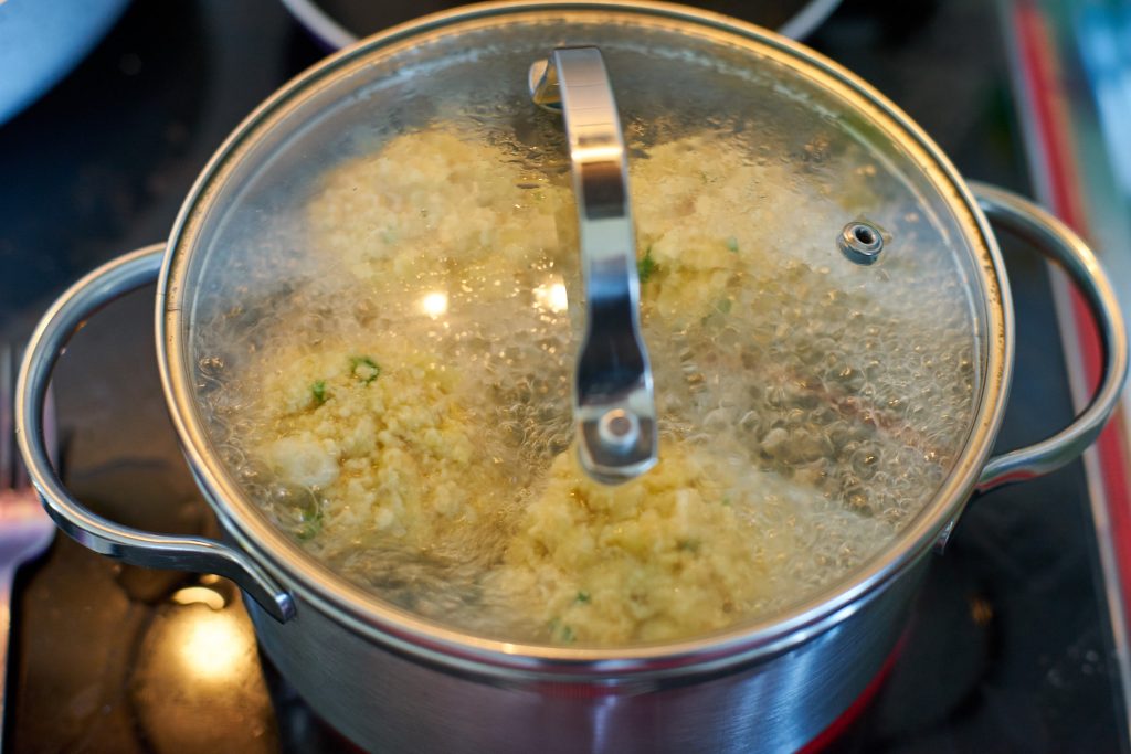 Die Knödel werden gekocht.