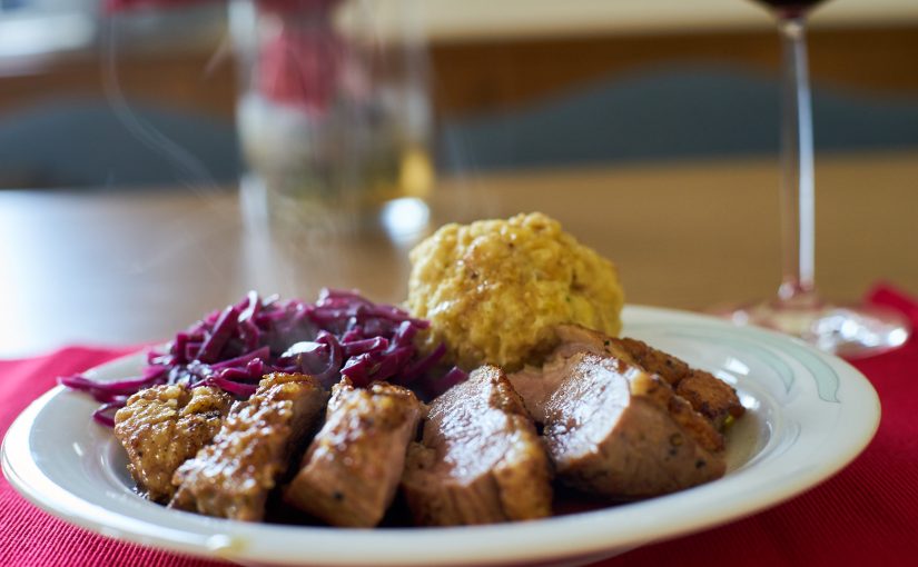 Entenbrust klassisch: Mit Rotkraut und Semmelknödeln