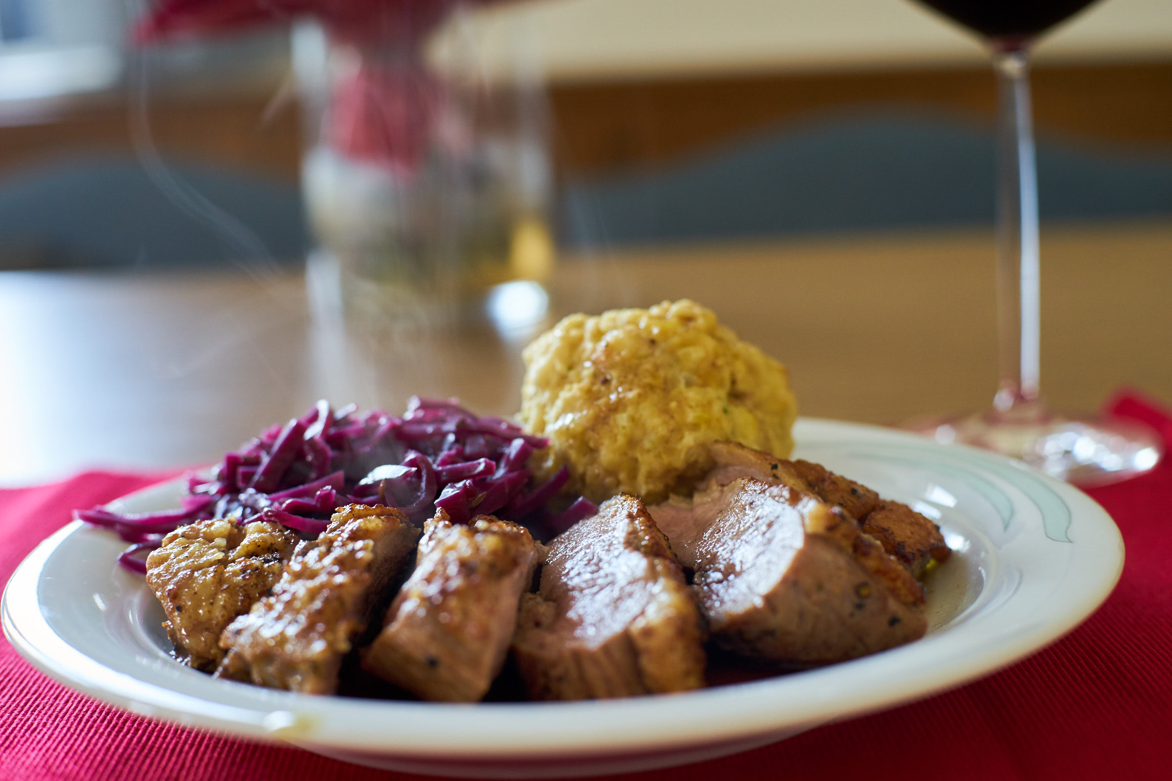 Entenbrust klassisch: Mit Rotkraut und Semmelknödeln – verenapraher Entenbrust klassisch: Mit Rotkraut und Semmelknödeln – verenapraher