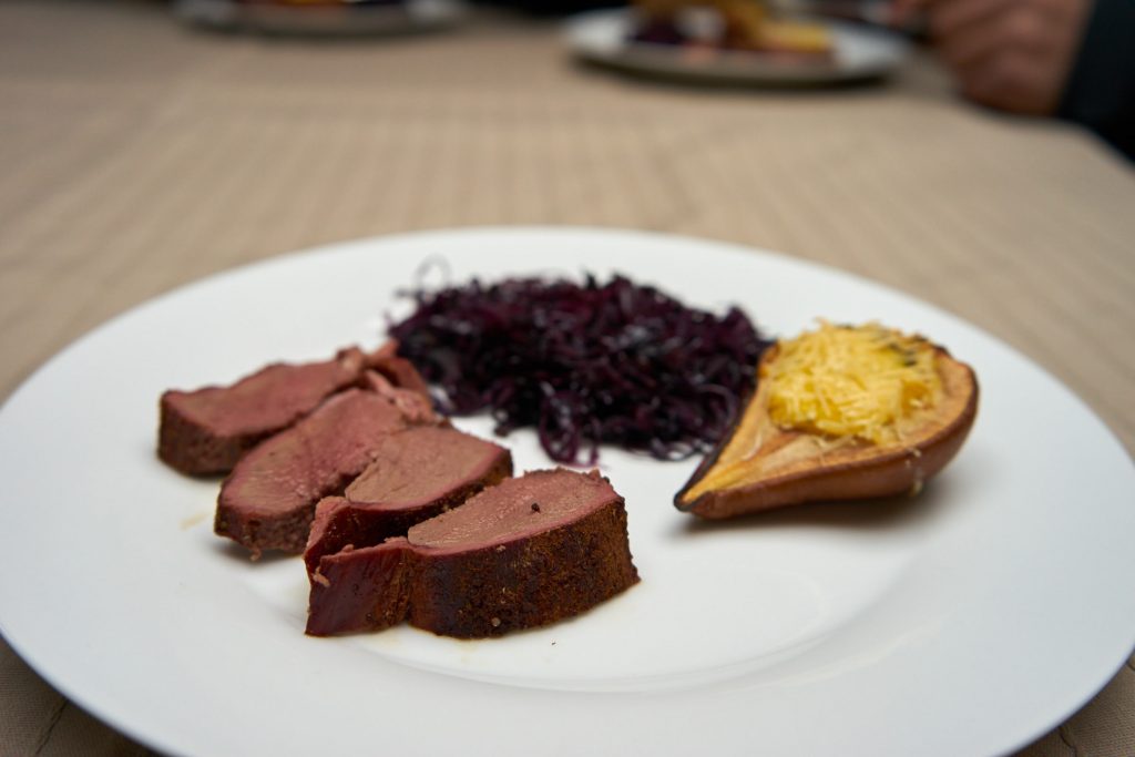 Rehrücken am Knochen gegrillt mit Polentabirne und Chiliblaukraut