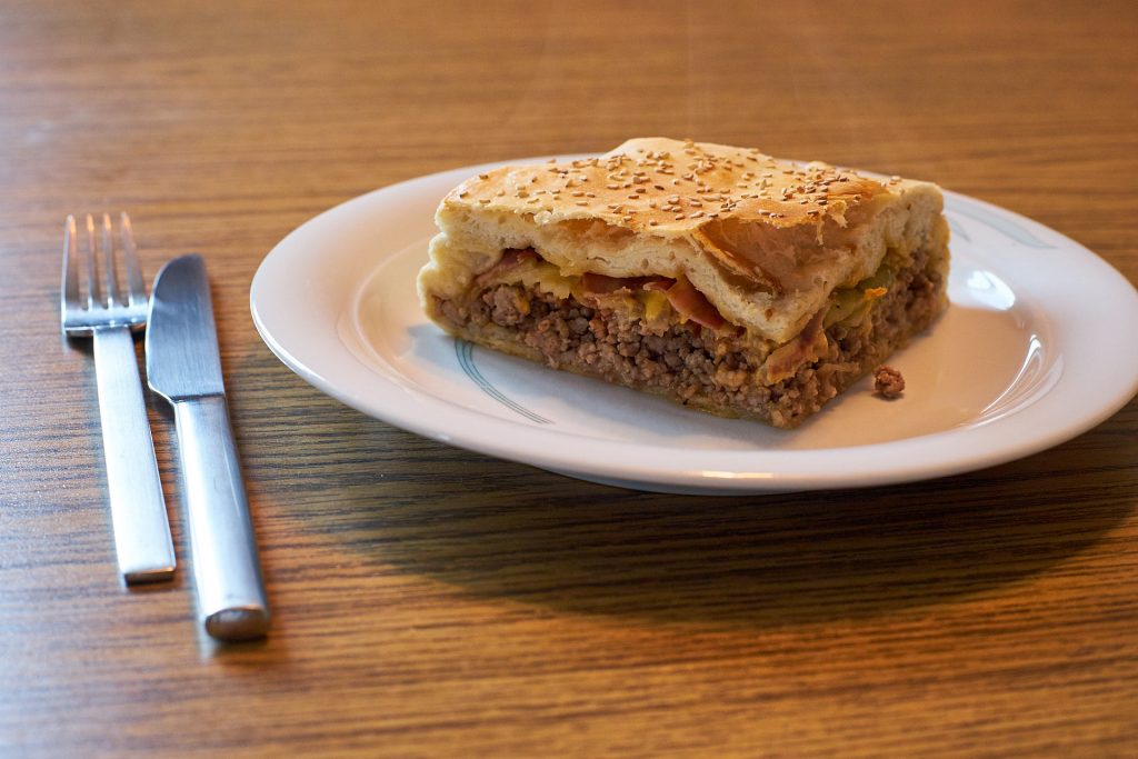 Ein Stück vom Cheeseburger-Kuchen.