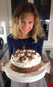 Lena mit Schwarzwälderkirschtorte