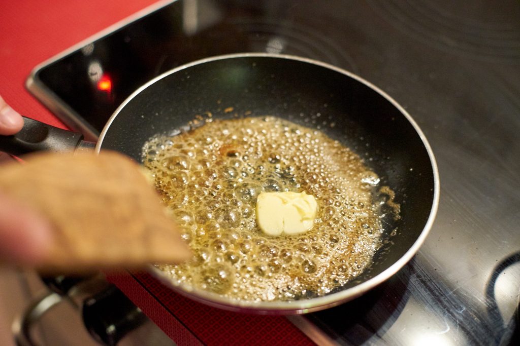 Zucker karamellisieren.