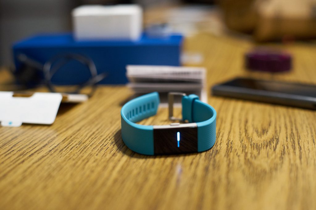 Der Fitbit Charge HR 2 zeigt den Aktivierungs-Screen an.