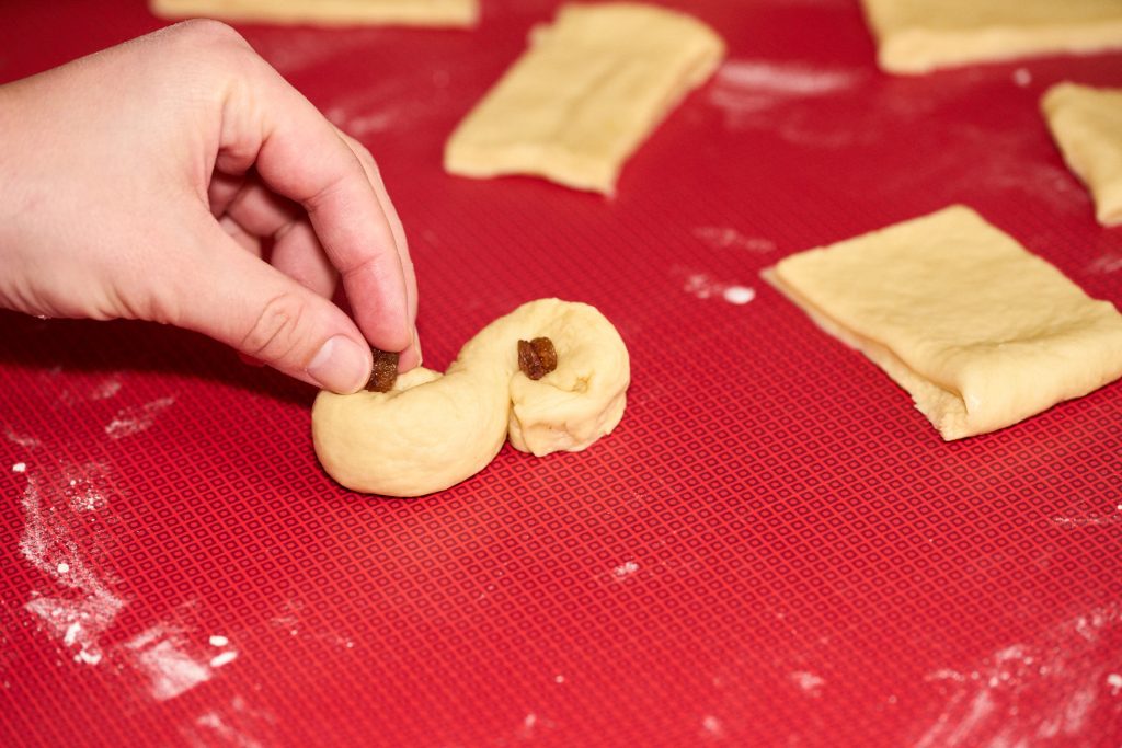 Beim Lussekatter Rezept sind auch Rosinen dabei.