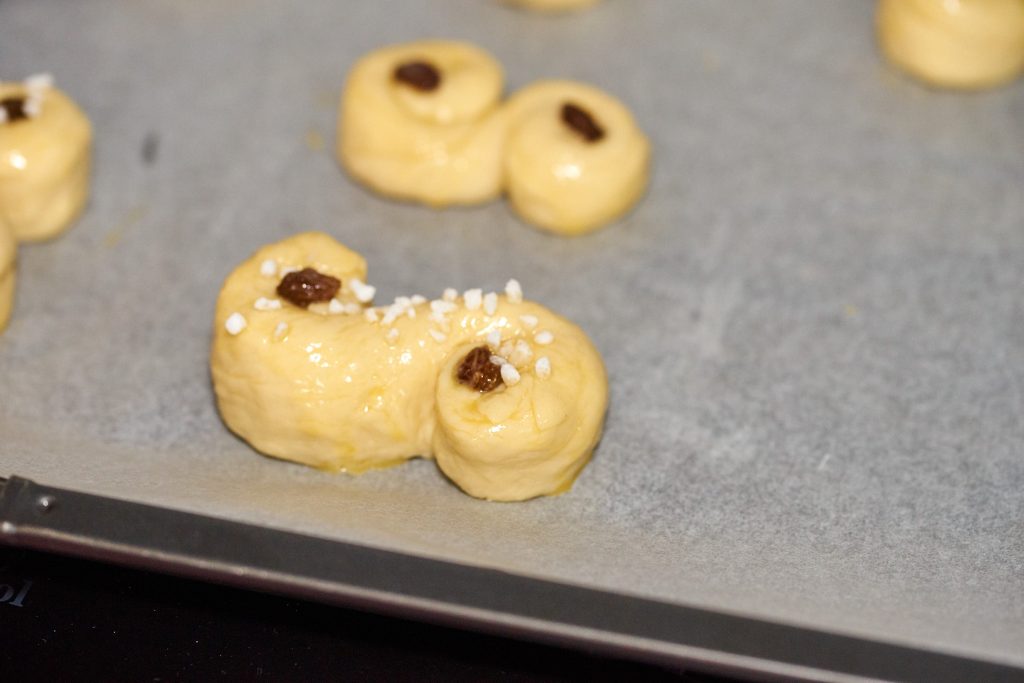 Lussekatter mit Hagelzucker vor dem Backen.