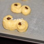 Lussekatter mit Hagelzucker vor dem Backen.