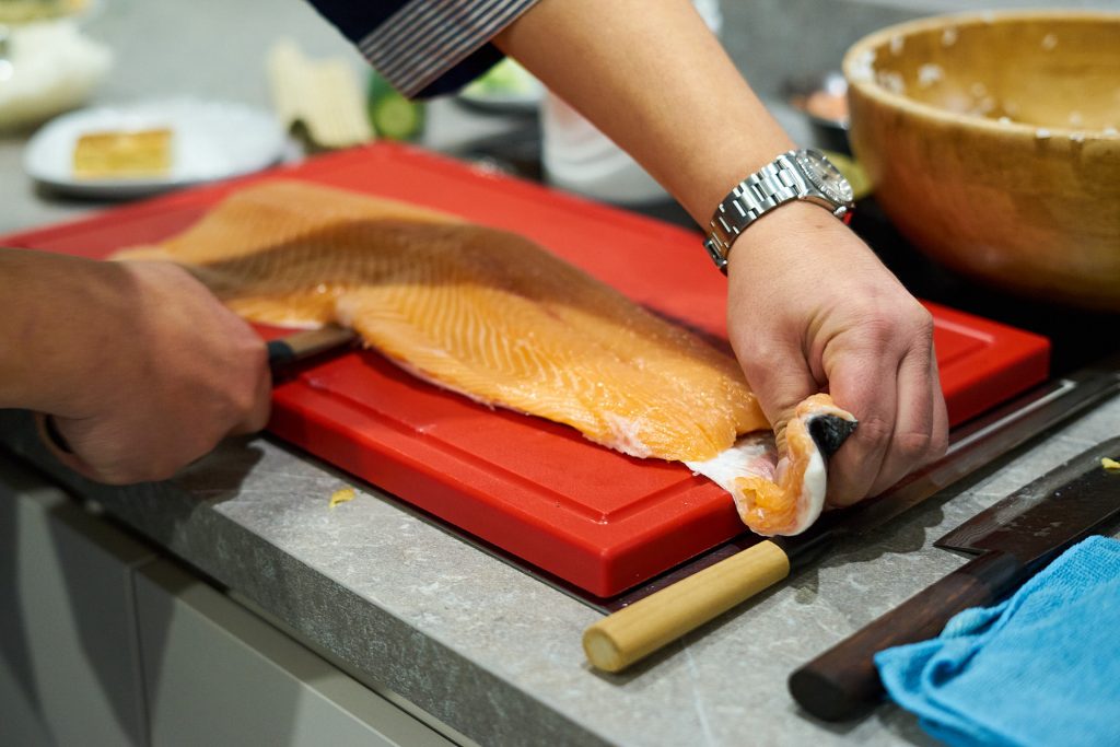 Mario filetiert den Lachs.