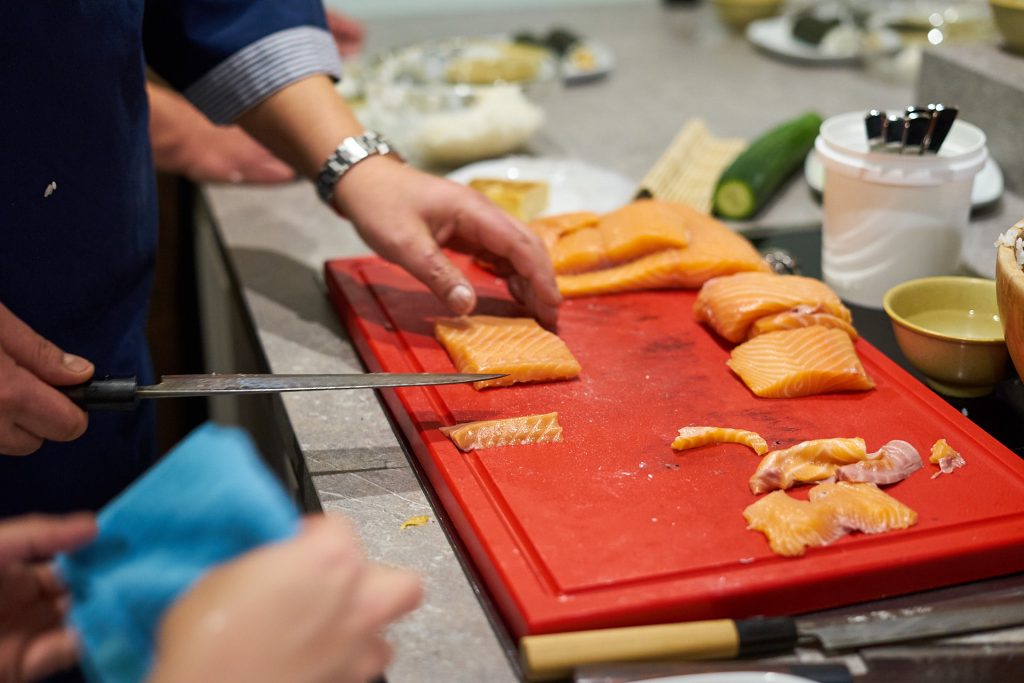 Der Fisch wird in rechteckige Stücke geschnitten.