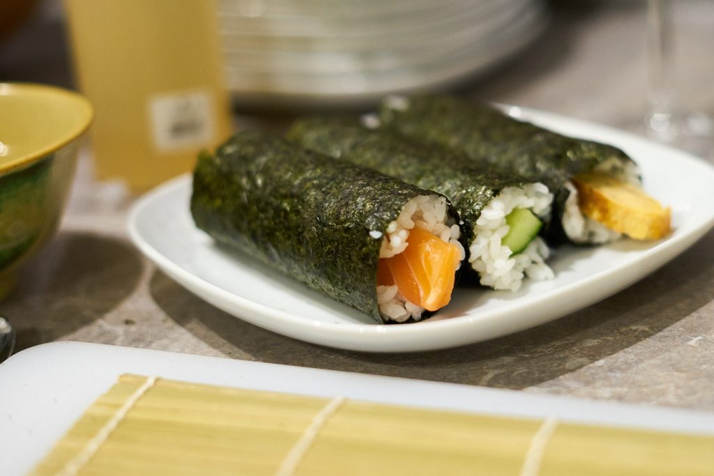 Maki Rollen mit Lachs, Gurke und Tamagoyaki.