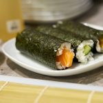 Maki Rollen mit Lachs, Gurke und Tamagoyaki.