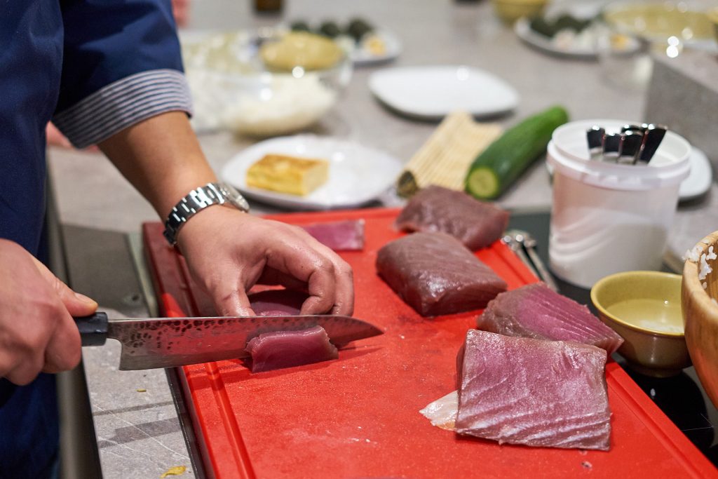 Der Thunfisch wird in Nigiri-große Stücke geschnitten.