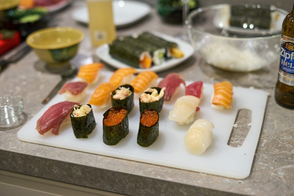 Meine Platte mit verschiedenen Sushis. Sushi-Kurs Linz.