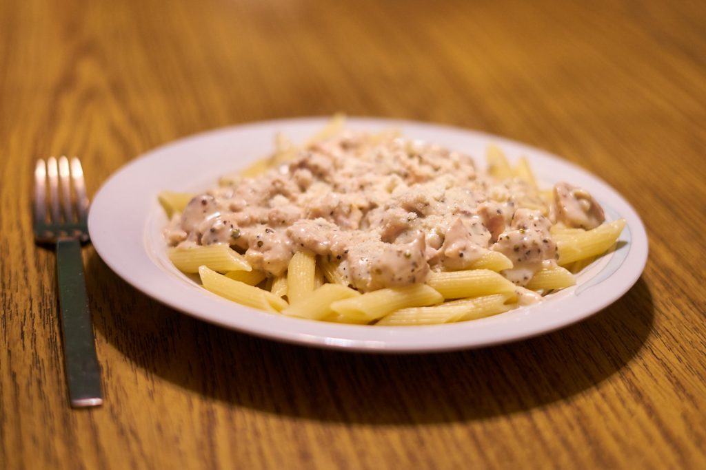 Eine schöne Portion Salmon Alfredo Penne.