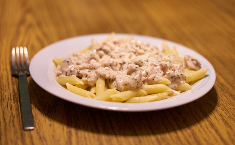 Eine schöne Portion Salmon Alfredo Penne.