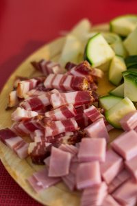 Schinken, Speck und Zucchini.