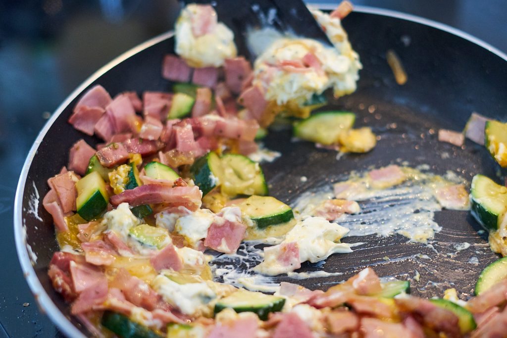 Die Zutaten für unser Strudel Rezept in der Pfanne.