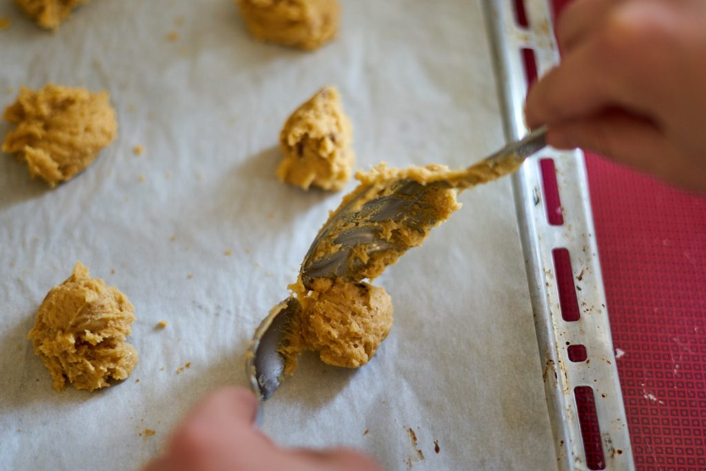 Hier forme ich die Maple-Bacon Cookies mit zwei Löffeln.