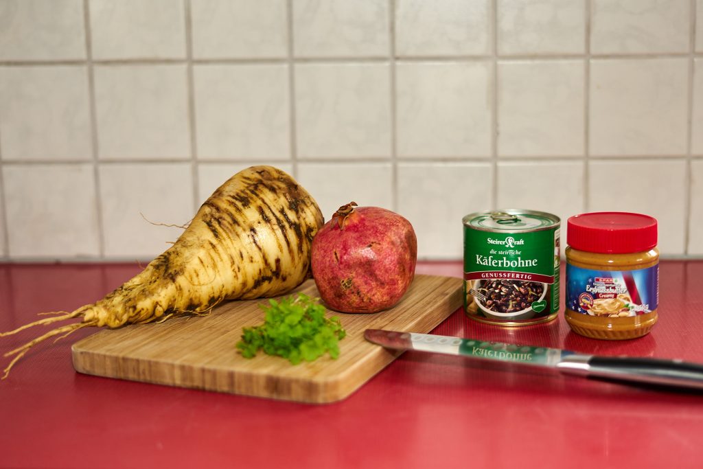 Pastinake, Granatapfel, Petersilie, Käferbohnen und Erdnussbutter.