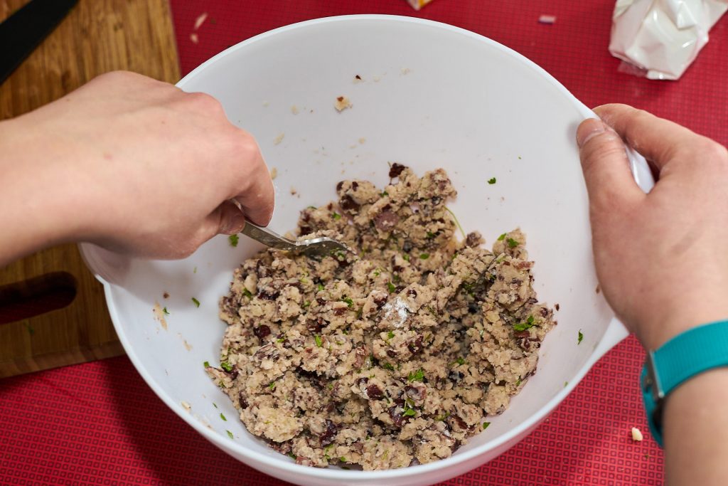 Die Patty-Masse in einer Plastikschüssel.