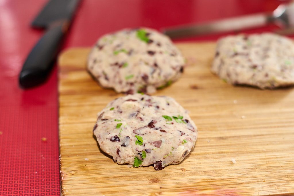 Patties aus Bohnen, Kartoffeln und Petersilie.