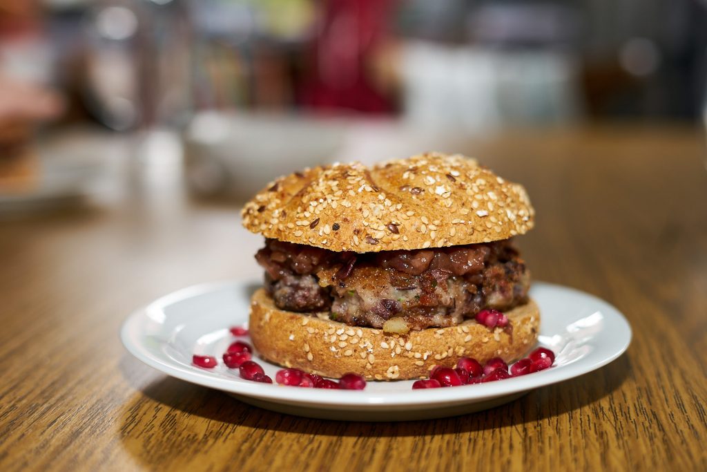 Der fertige Bohnenburger mit Pastinaken-Chutney.