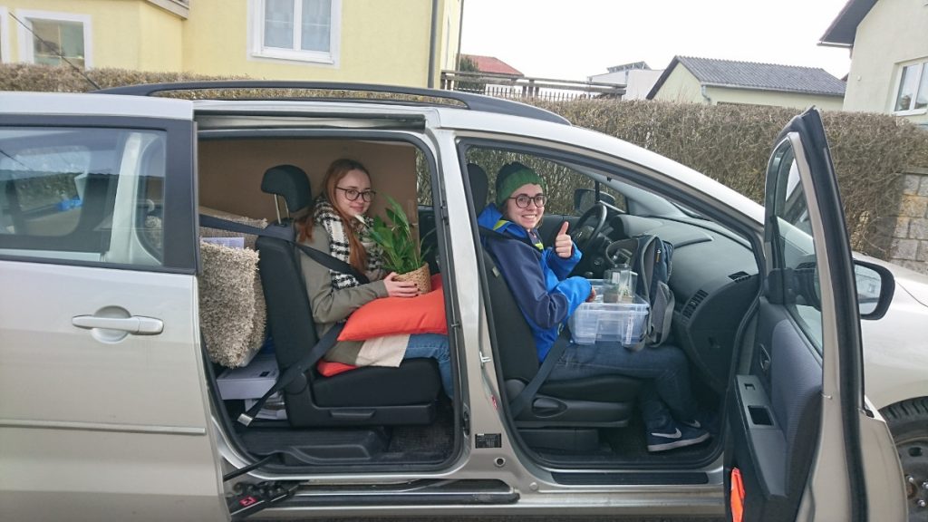 Meine Schwester und ich im vollgestopften IKEA-Auto.