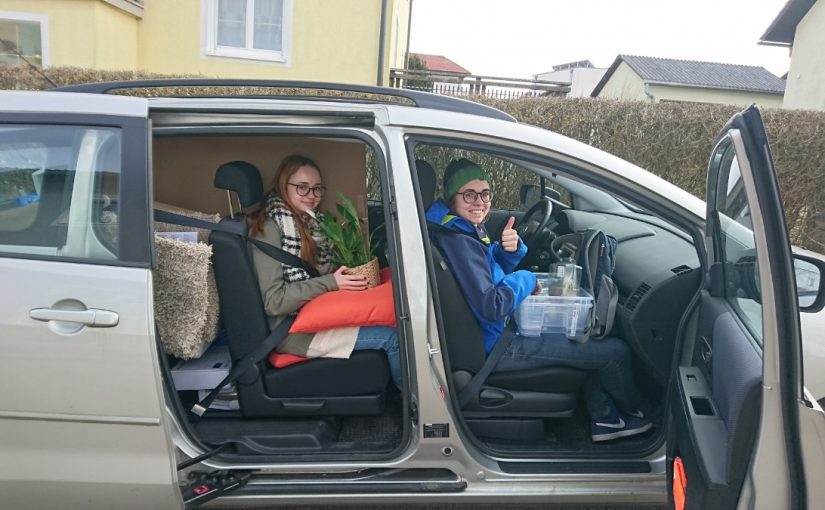 Meine Schwester und ich im vollgestopften IKEA-Auto.