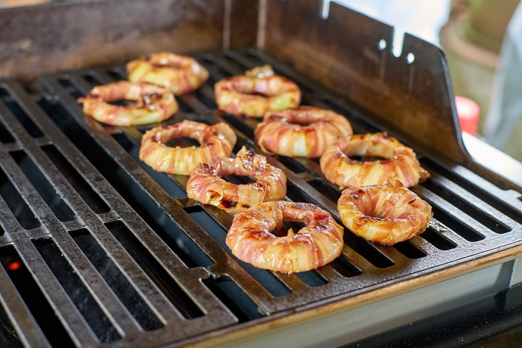 Zwiebelringe mit Speck am Griller