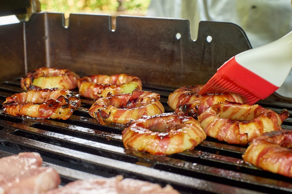 Zwiebelringe mit Speck am Griller