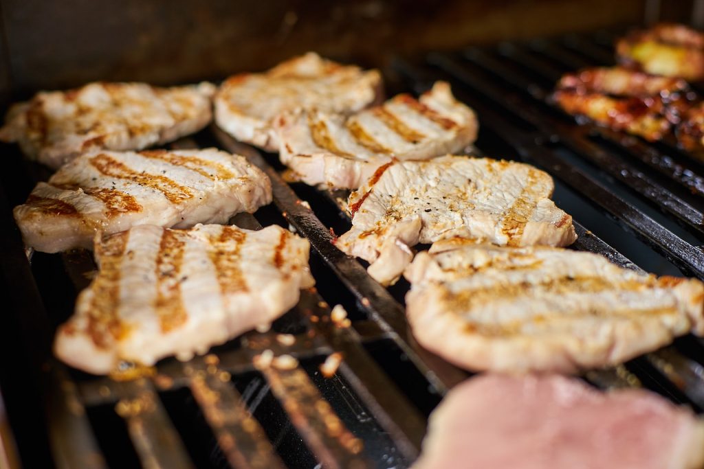 Schweine-Koteletts auf unserem Webergrill.