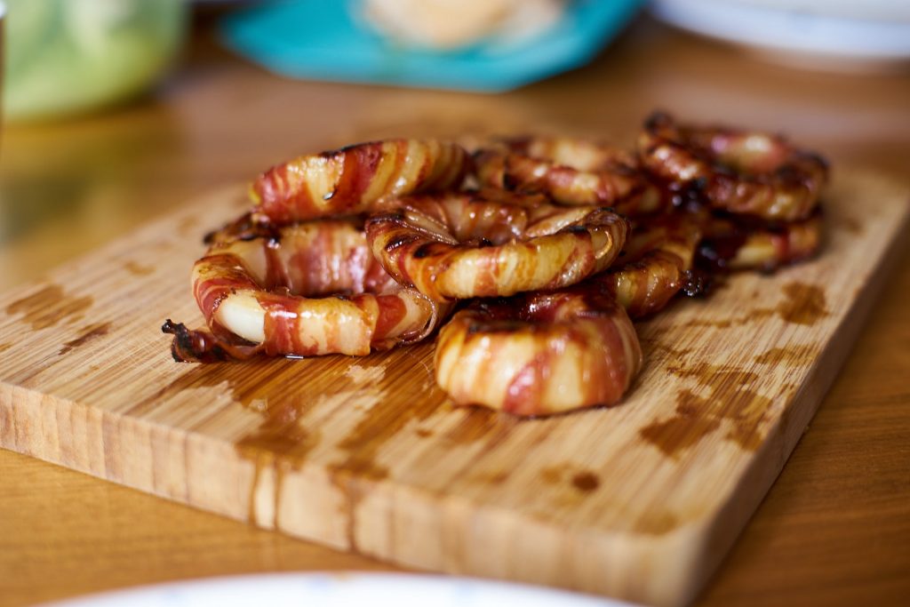 Die fertigen Bacon-Onion-Rings.