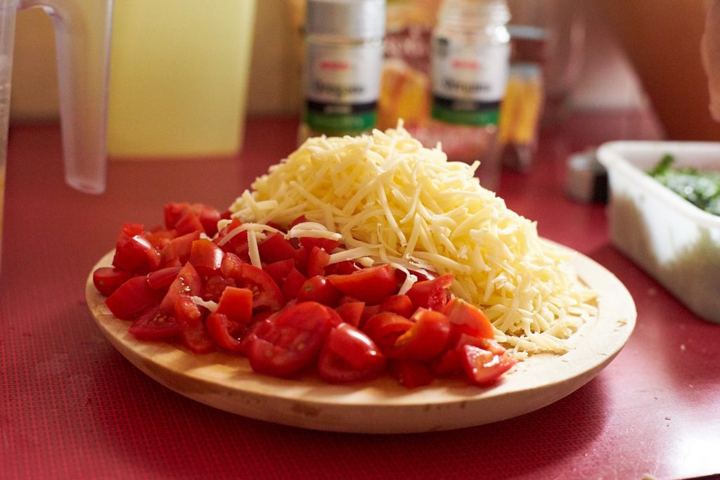 Tomaten und geriebener Käse.