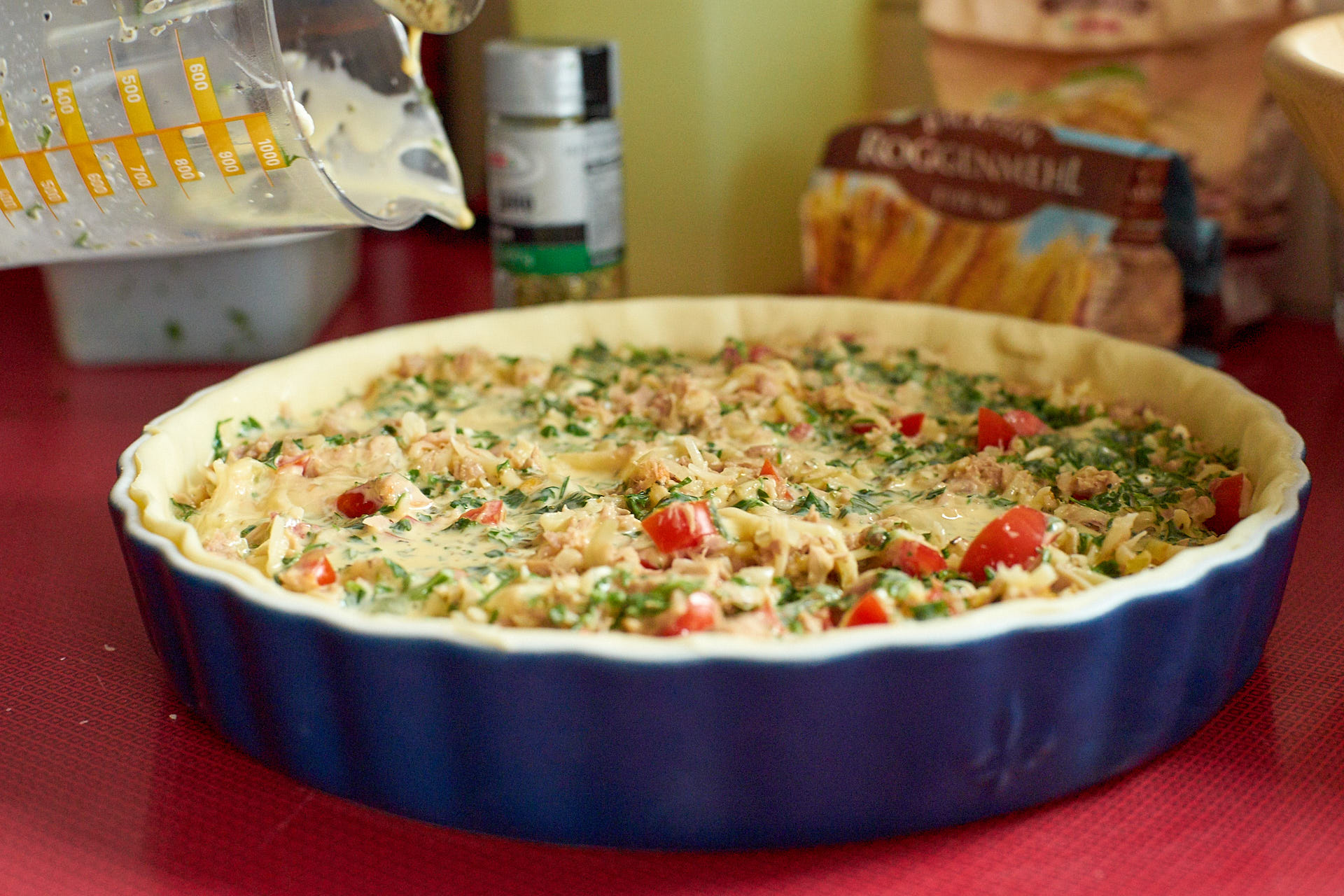 Thunfisch Quiche mit Tomaten, Käse und Petersilie – verenapraher