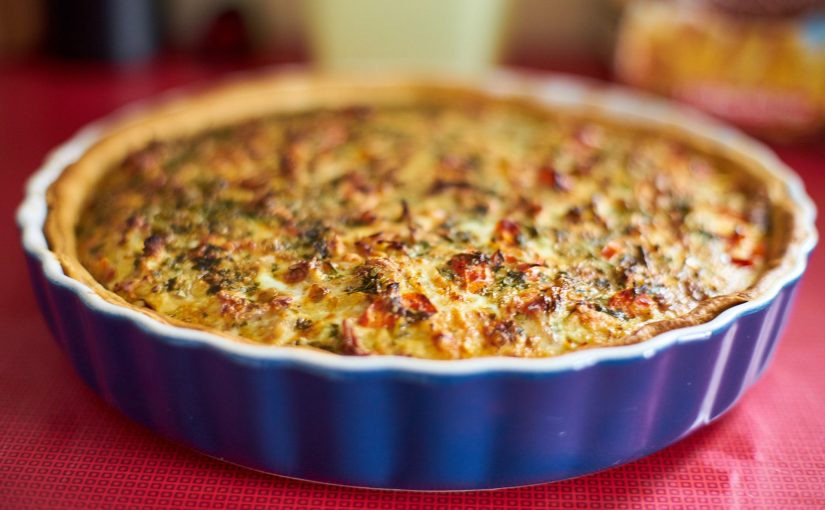 Thunfisch Quiche mit Tomaten, Käse und Petersilie