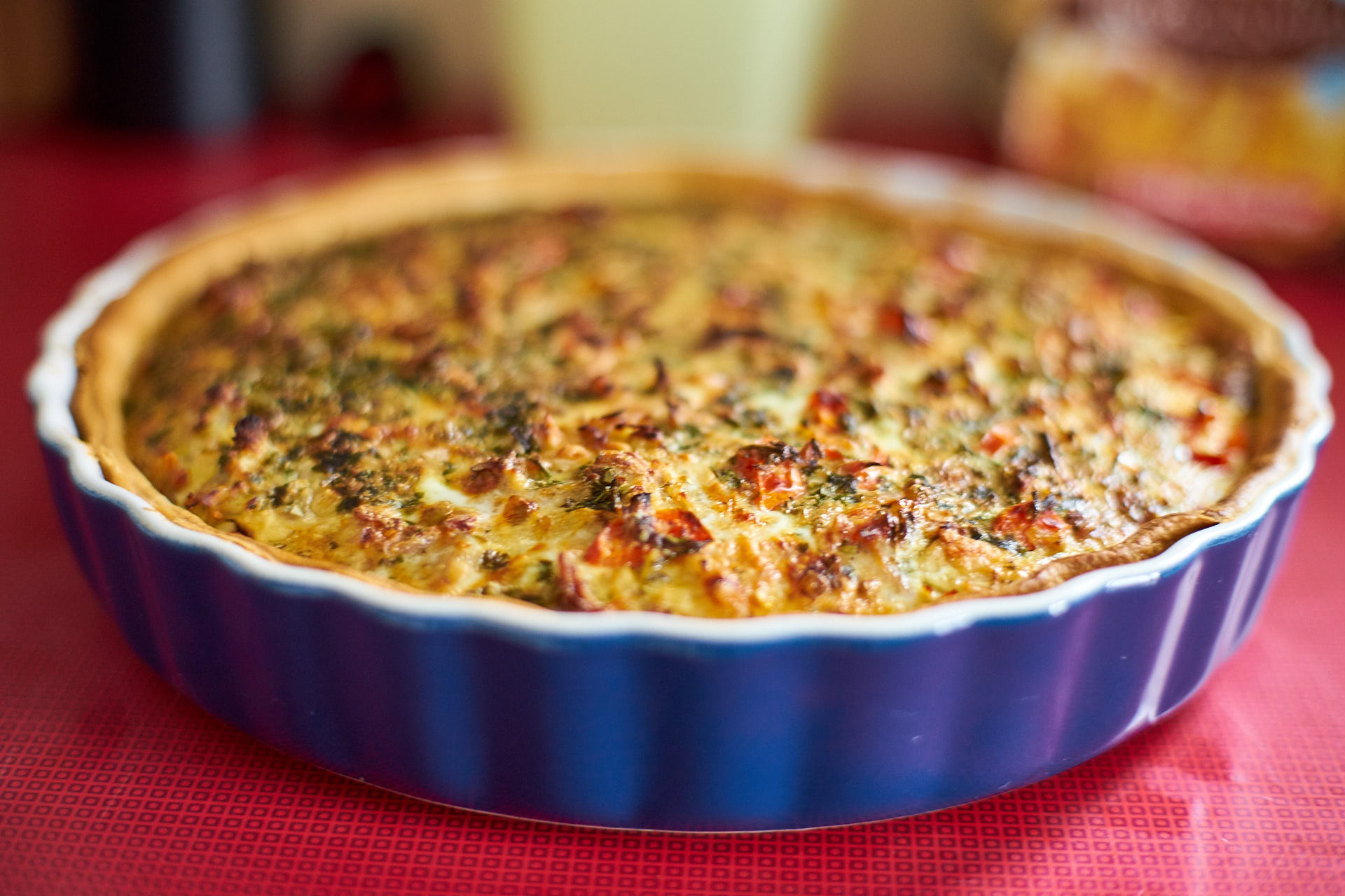 Thunfisch Quiche mit Tomaten, Käse und Petersilie – verenapraher