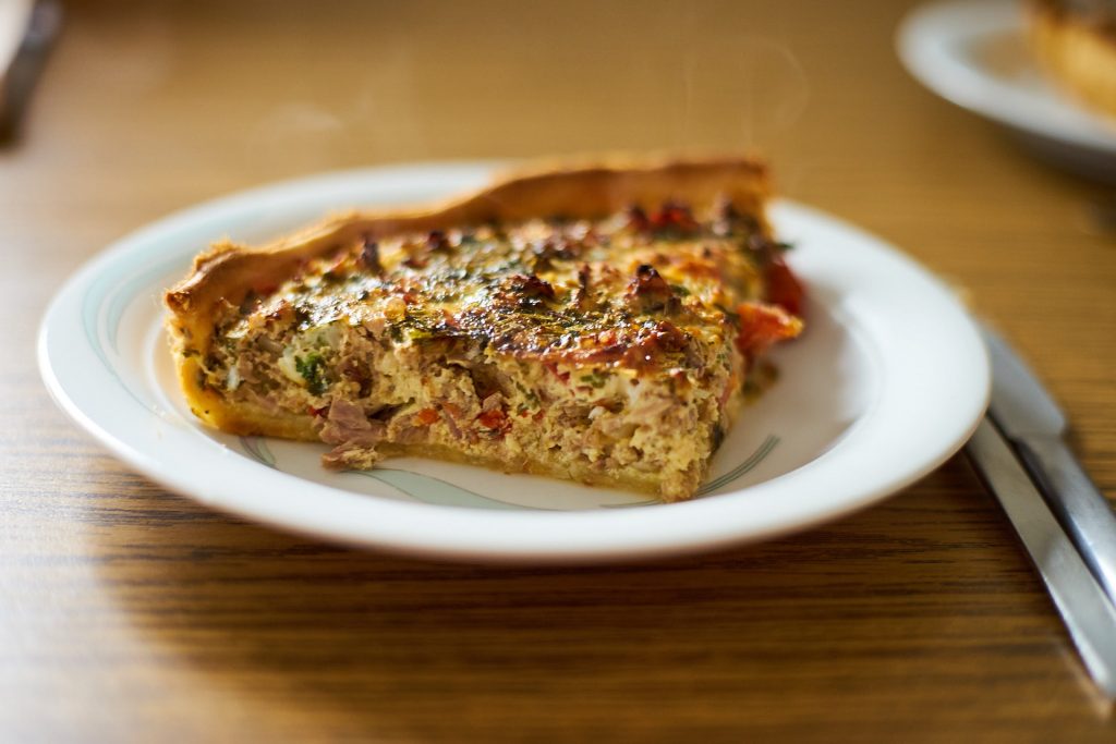 Ein Stück Thunfisch Quiche.