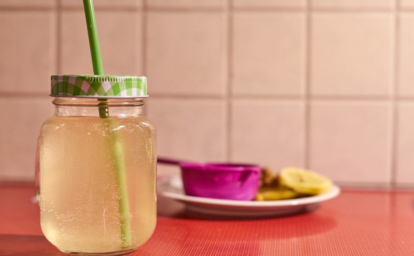 Wasserkefir in einem Glas mit Strohhalm.