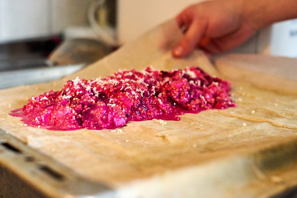 Die Rote-Rüben-Füllung am Strudelteig.