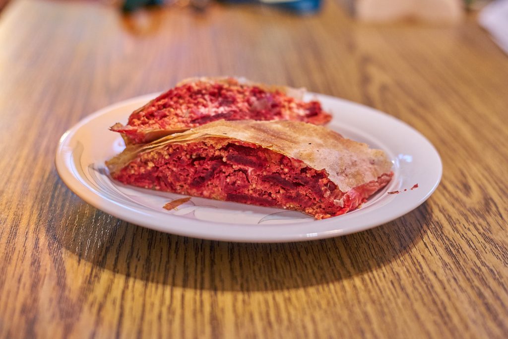 Eine Portion Roter-Rüben-Strudel mit Kren.