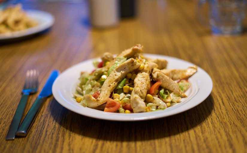 Würzige Hühnerstreifen auf frischem Salat