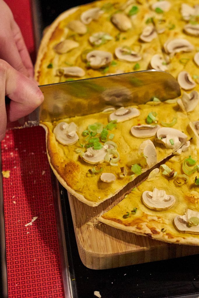 Ein veganer Flammkuchen mit Hummus.