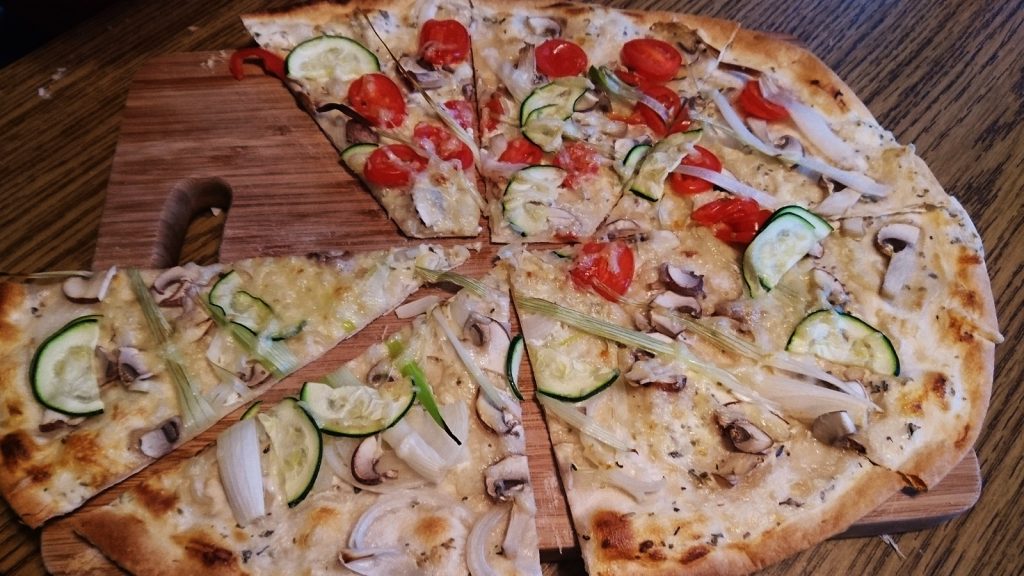 Verschiedenes Gemüse und Champignons - Vegetarischer Flammkuchen