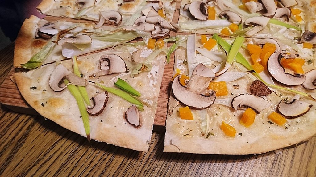 Lauch, Champignons und Paprika auf dem Flammkuchen