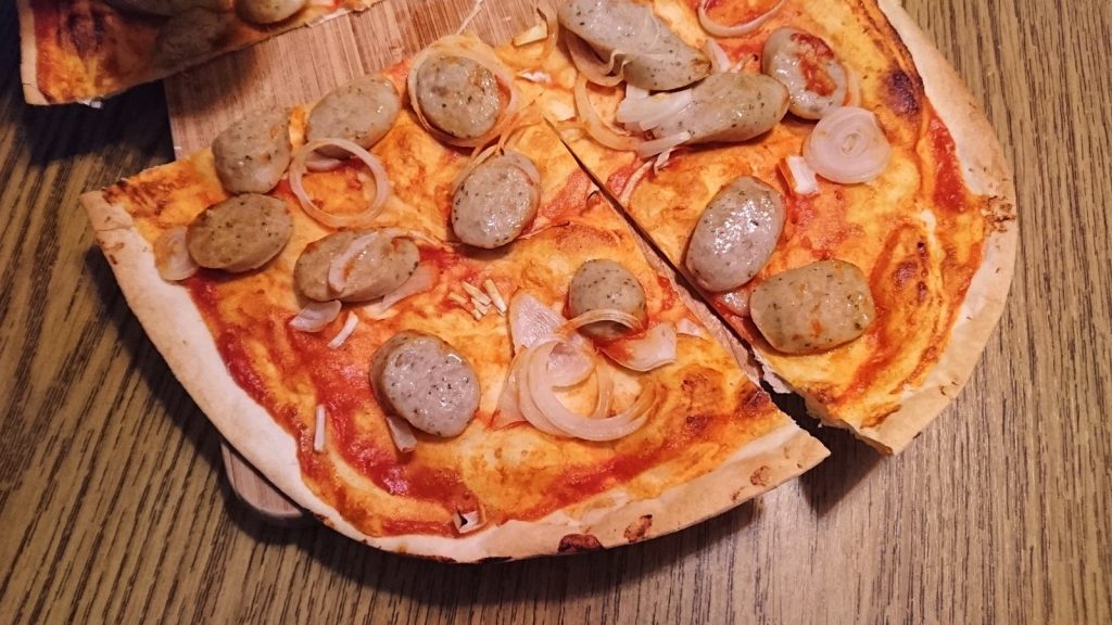 Flammkuchen mit Ketchup und Bratwürsten