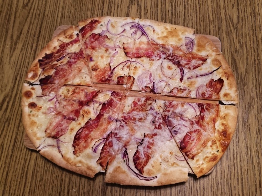 Elsässer Flammkuchen mit Käse verfeinert