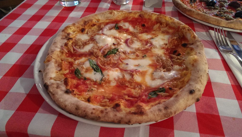 Pizza Tonno in der Pizzeria Pozzuoli.