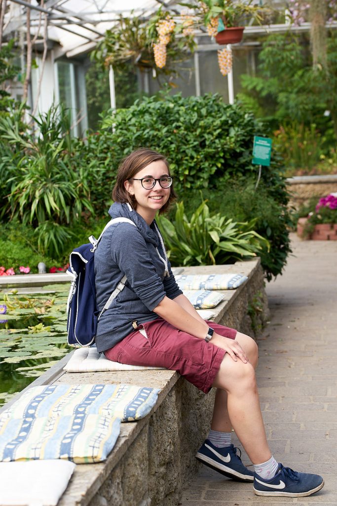 Ich  mit meinem Kamarg Rucksack im Botanischen Garten